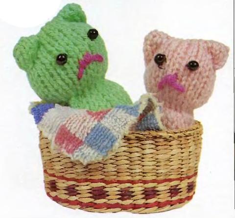 Вязанные котята в корзинке